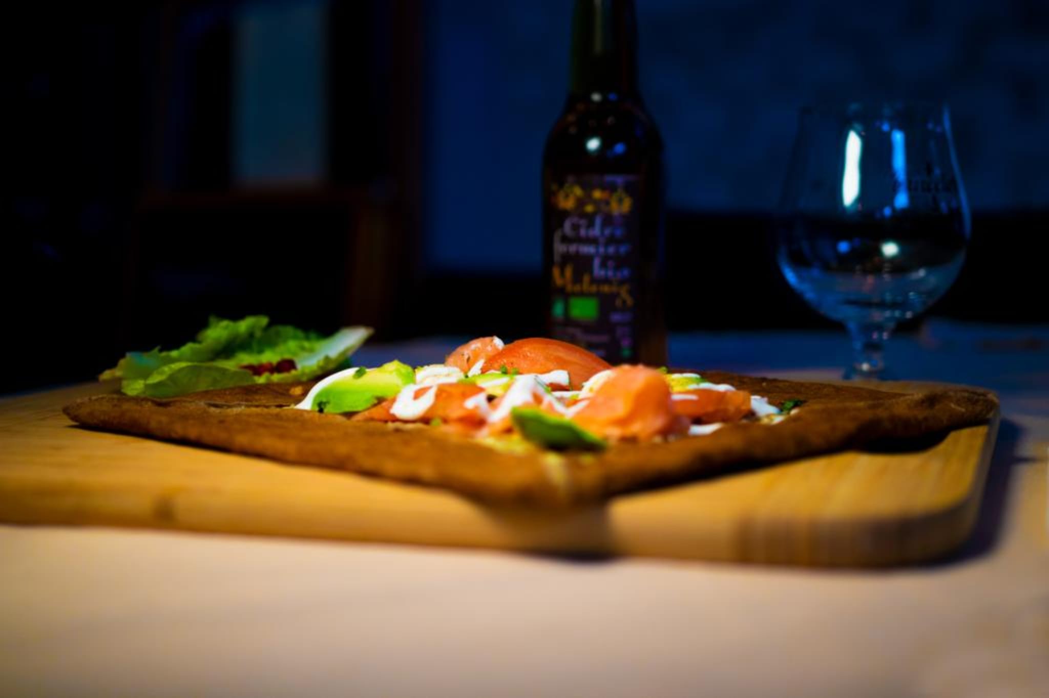 Galette de blé noir préparée à la crêperie Au Rendez-Vous