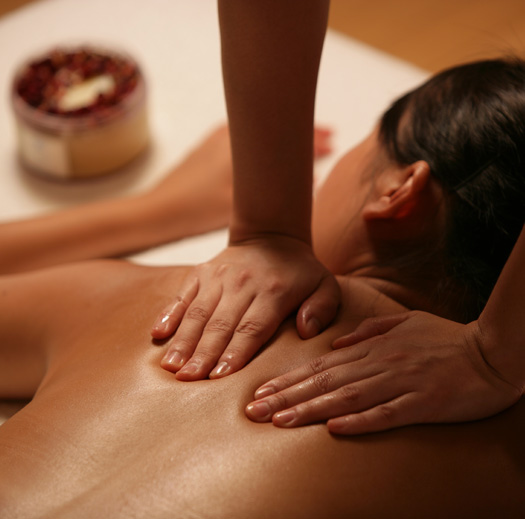 Salle de massage feutrée aux tons dorés d'ALIN RELAXATION à Paris 11ème