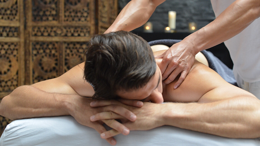 Salle de massage spacieuse de l'institut ALIN RELAXATION