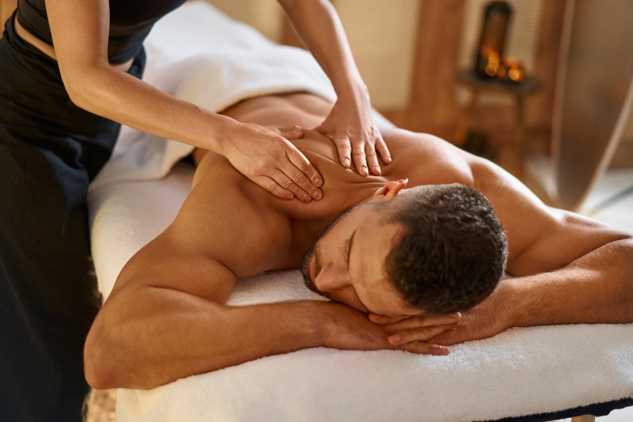 Atmosphère sereine d'une salle de massage
