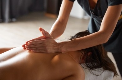 Table de massage et décor apaisant de l'institut